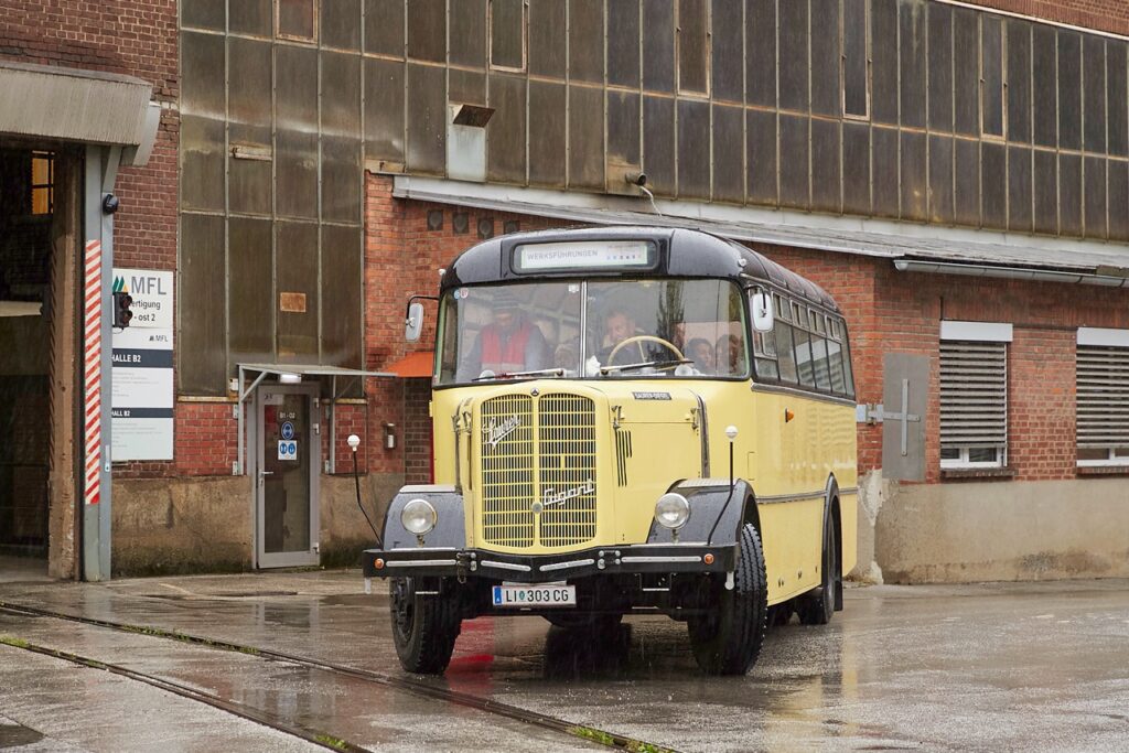 In historischen Oldtimerbussen konnten die Besucher das MFL-Areal besichtigen. (Foto: Birgit Steinberger)