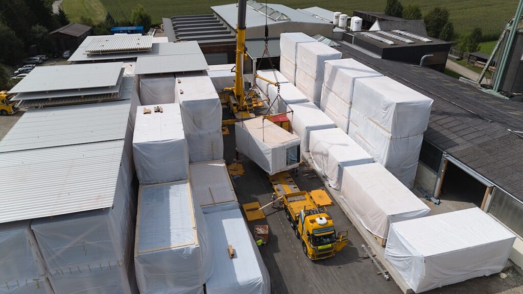 Vom Produktionsstandort Trofaiach in der Steiermark werden die Module nach Wien gebracht. (Foto: Lieb Bau Weiz)