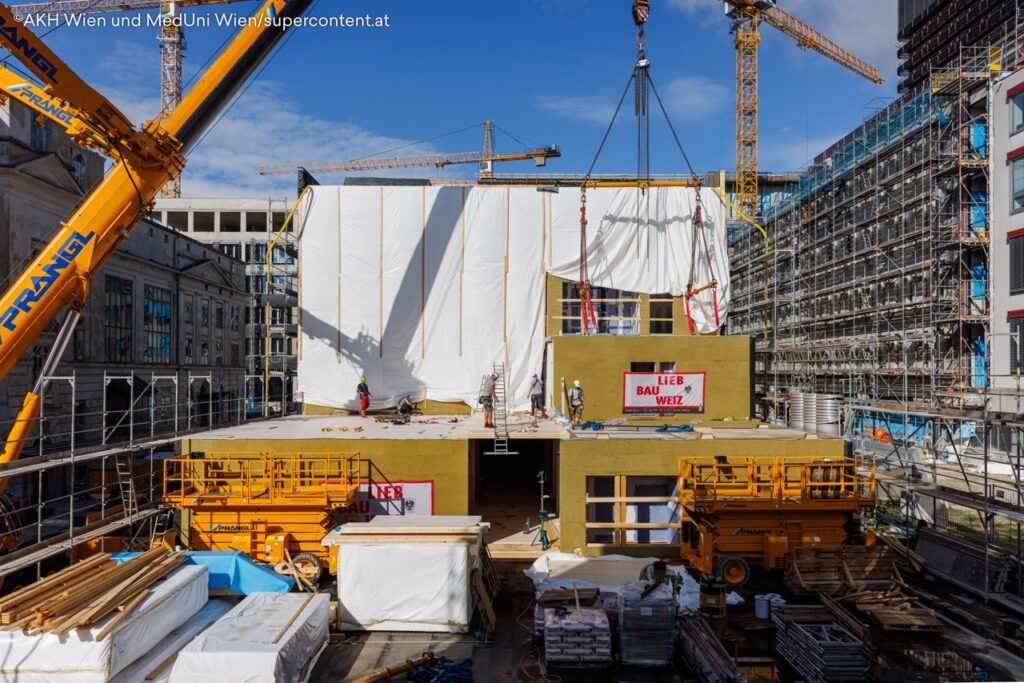 46 Patientenzimmer, 45 Therapieräume sowie 44 weiteren funktionale Räumlichkeiten wurden per Modulbauweise hergestellt. (Foto: Lieb Bau Weiz)