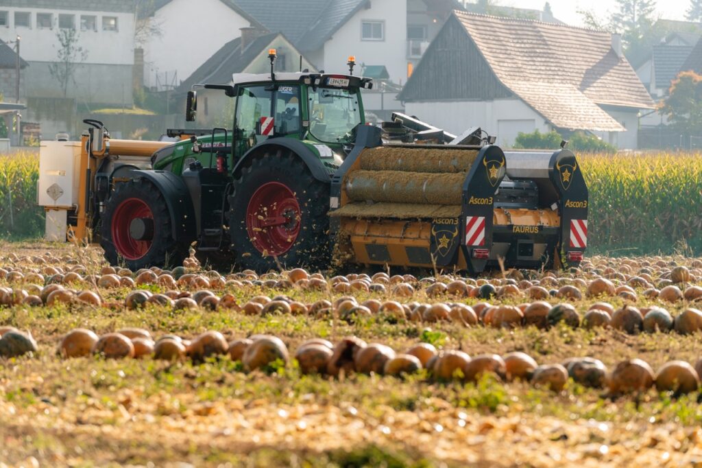 Bis zu 4.000 Kilogramm trockene Kerne können pro Stunde mit der tonnenschweren Entwicklung geerntet werden. (Foto: Ascon3)