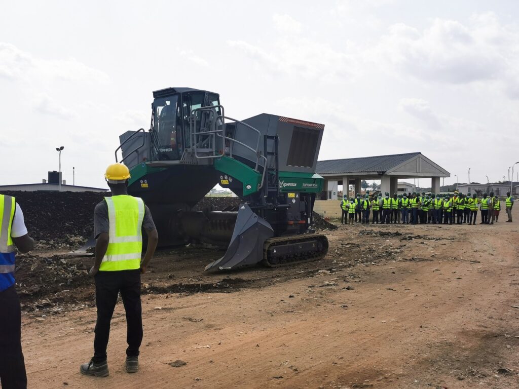 Komptechs „Topturn“-Maschine – hier in Ghana im Einsatz – verwandelt organische Abfälle wie Grünabfall oder Lebensmittelreste in hochwertigem Kompost. (Foto: Komptech)