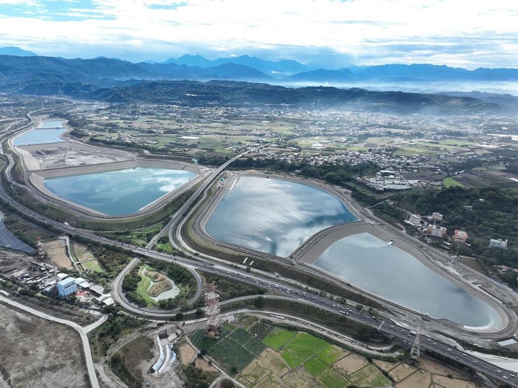 Ein riesiger Müllberg, der den Bau eines künstliche angelegten Sees blockiert, hat den steirischen Umweltpionier Komptech aus der Steiermark in Taiwan auf den Plan gerufen. Mit „Terminator“ und „Maxx“ gelang dem Frohnleitner Unternehmen innerhalb von nur 24 Monaten, das Umweltproblem auf dem Inselstaat zu lösen. Parallel dazu laufen aktuell die 20 Millionen Euro schweren Ausbauarbeiten des neuen Headquarters in Frohnleiten. 