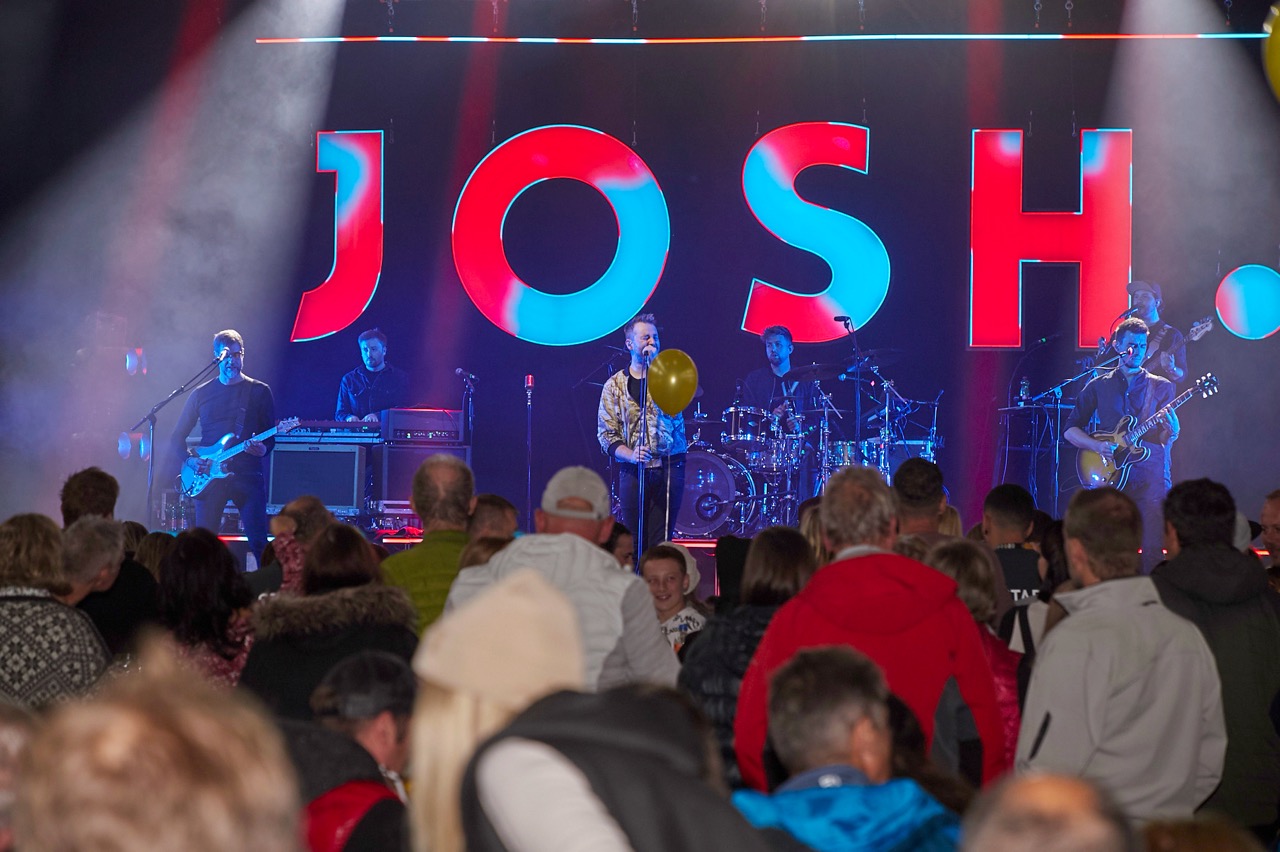 Ließ den Funken überspringen: Popstar Josh heizte den mehr als 1000 Besuchern beim MFL-Exklusivkonzert in der Schweißroboterhalle ein. (Foto: PhotoInStyle/Birgit Steinberger)