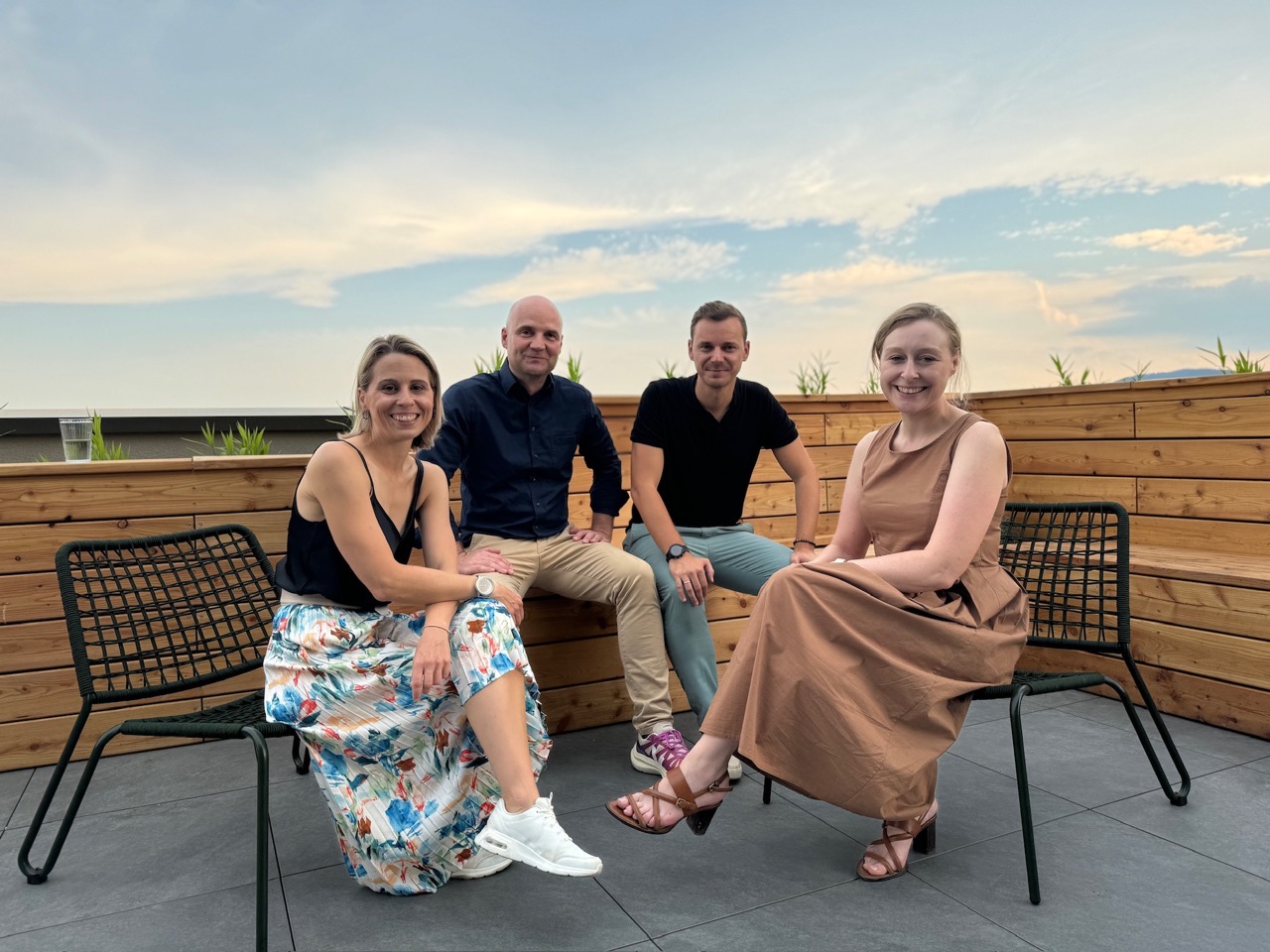 Tiefe Einblicke in die digitale Transformation: Daniela Pak-Graf (Merkur Innovation Lab, l.) und Viktoria Ilger (AVL Creator’s Expedition) diskutierten mit Technologie-Experte Markus Seme und Moderator Christoph Sammer (v. l.) (Foto: Wider.Sprechen)