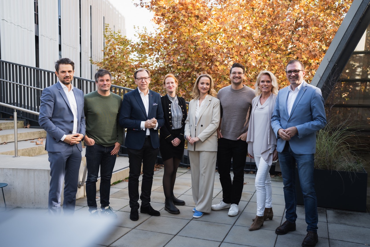 Diskussion: Schwarz (Grüne), Moitzi (SPÖ), Buchmann (ÖVP), Katzensteiner (KPÖ), Kroismayr (FPÖ), Swatek (NEOS), Moderatorin Schober und Organisator Weber (Unicorn) (Foto: Lukas Elsneg)