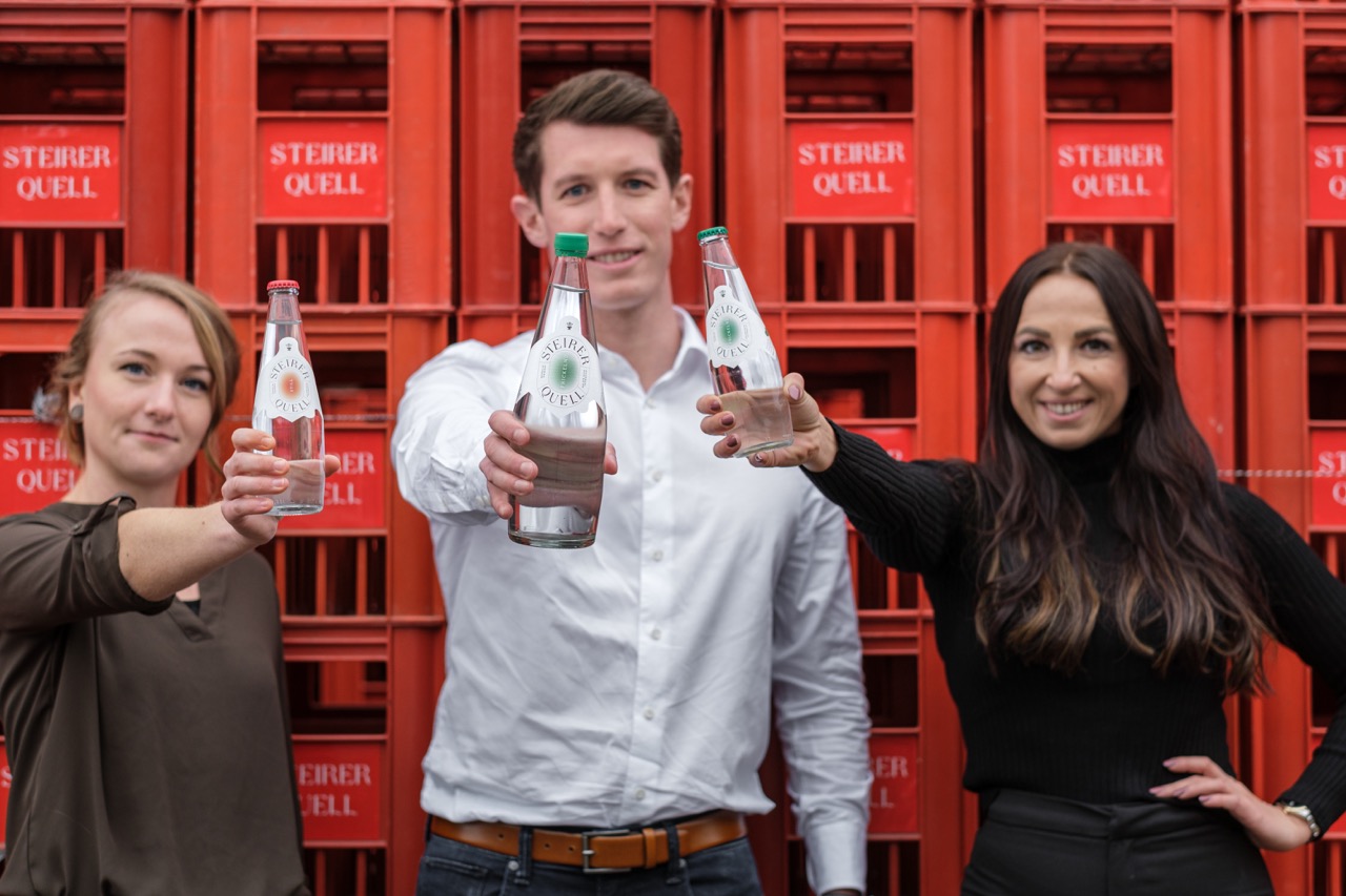 Ausgezeichnet: Qualitätsmanagerin Magdalena Urbanz und Standortleiter Martin Knapp von Peterquelle mit Agenturchefin Sarah Puschnegg (v. l.) (Foto: Elena Egger)